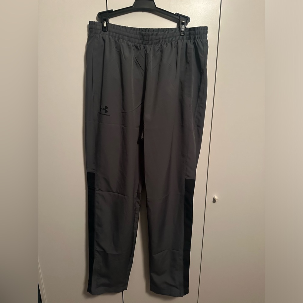 Under Armour Pants Size Large Vital Woven Loose Fit Track Pants Gray And Black